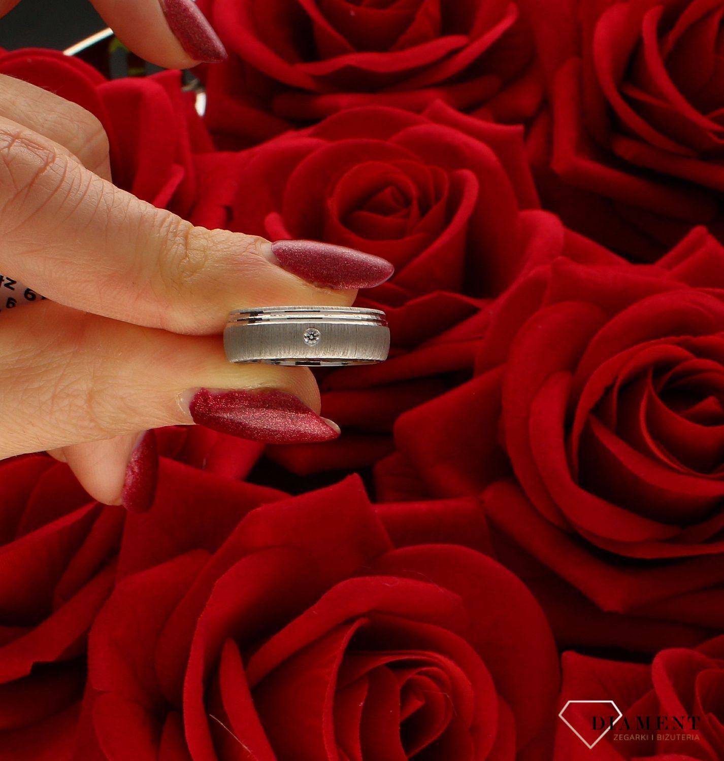 Złota obrączka damska półokrągła – Białe złoto z cyrkonią  Szerokość 6 mm  Rozmiar 14.jpg